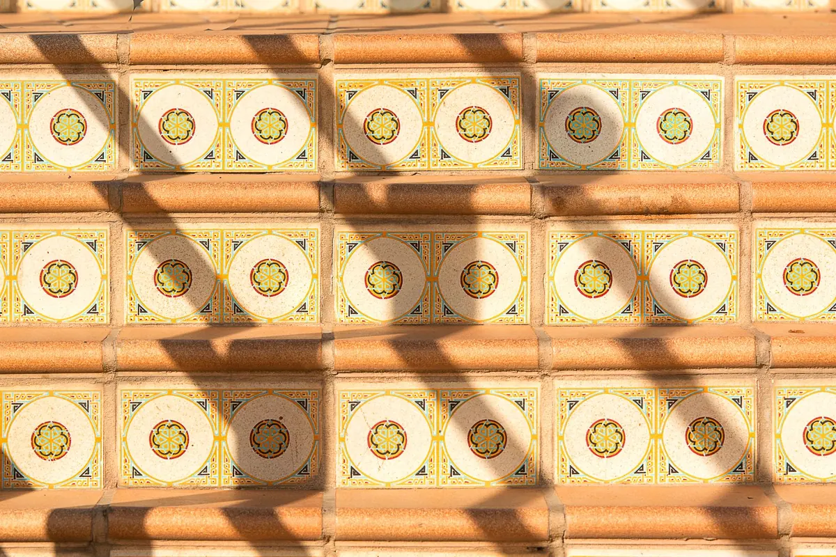Explainer: The Difference Between Symmetry and Tessellation in Pattern Design